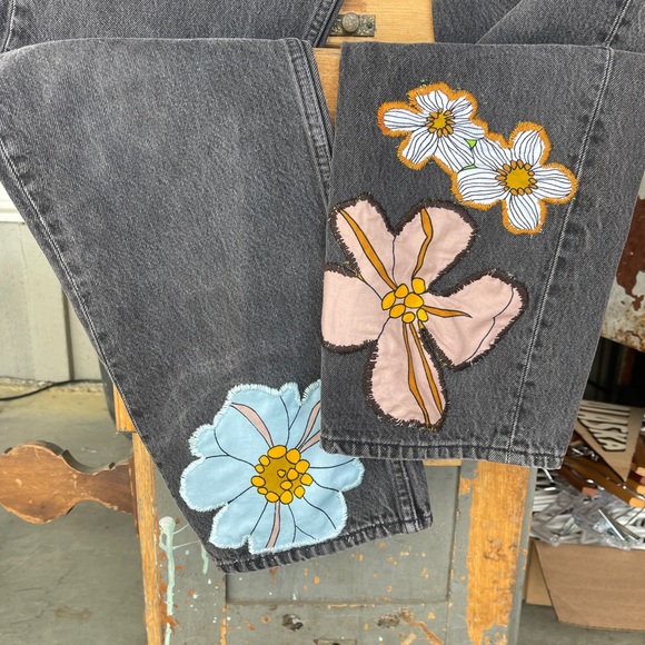 🍄SOLD🍄 Vintage Levi’s black jeans with floral patchwork size 36x32 - Picture 2 of 10